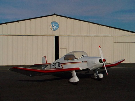 Jodel D18 devant le hangar de l'ACAP sur l'Aéroport de Pau Pyrénées